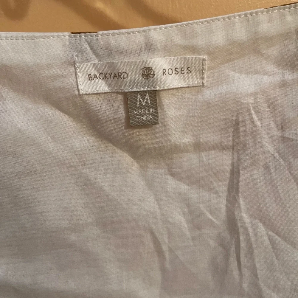 Backyard Roses Bailey Hook Top in white - Picture 6 of 8